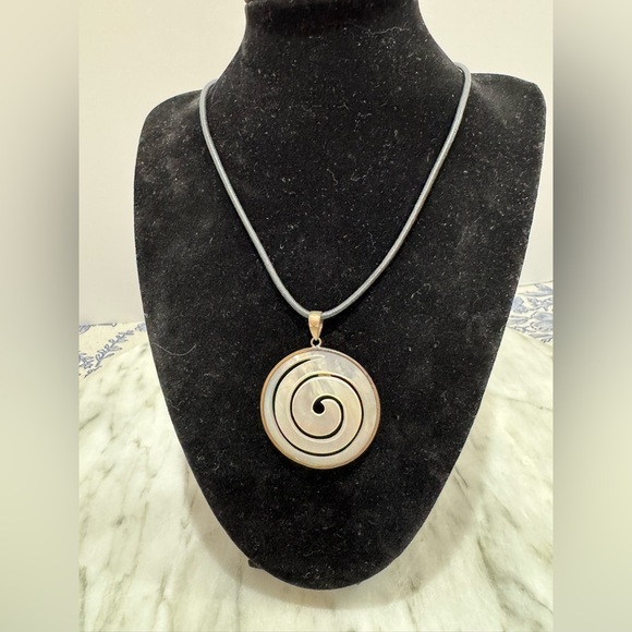 Jewelry - White Spiral shell Pendant Necklace & earrings w/ sterling silver clasp & bezel